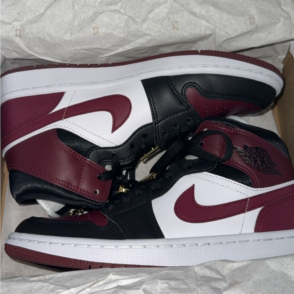 Air Jordan 1 Mid Beetroot (Women’s)